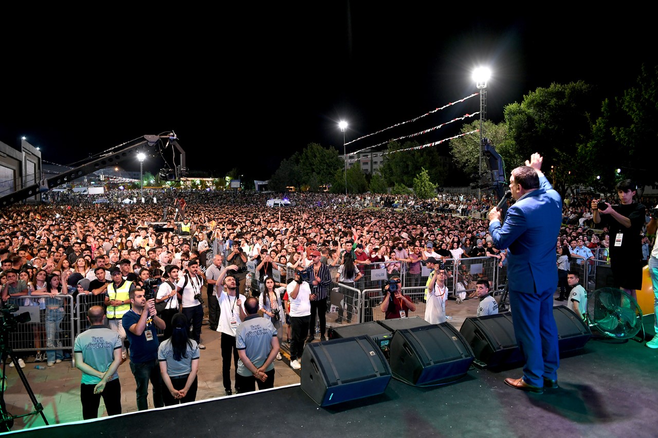 25. Kayısı Festivali Eypio ve Serdar Ortaç konserleriyle sona erdi