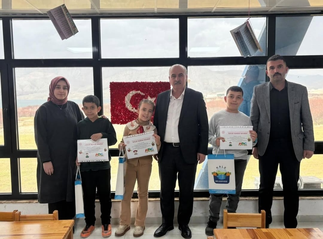 Başkan Özbay,En Çok Kitap Okuyan Öğrencileri Ödüllendirdi