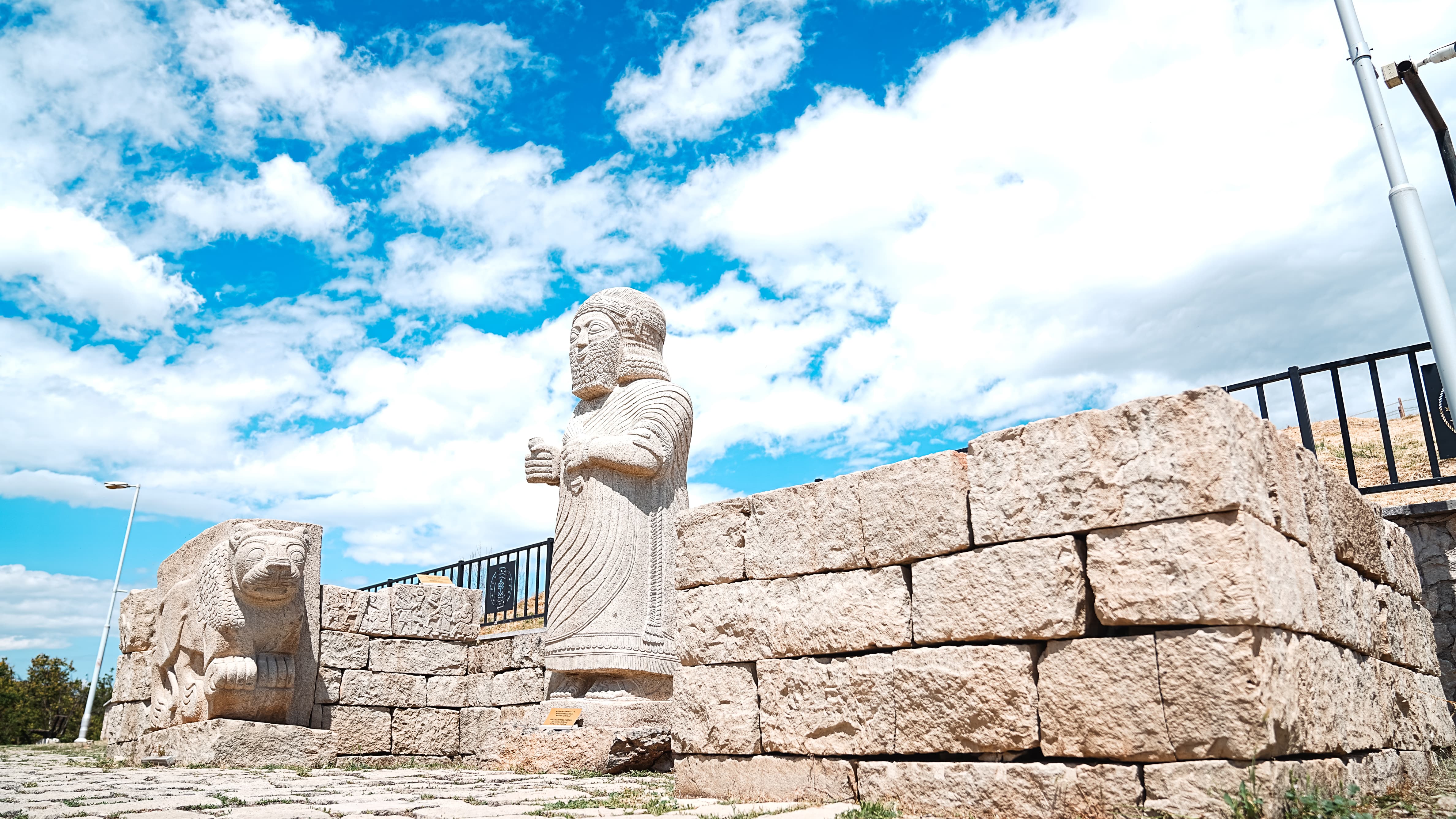 BATTALGAZİ BELEDİYESİ, ARSLANTEPE HÖYÜĞÜ’NÜ YENİ SEZONA HAZIRLIYOR