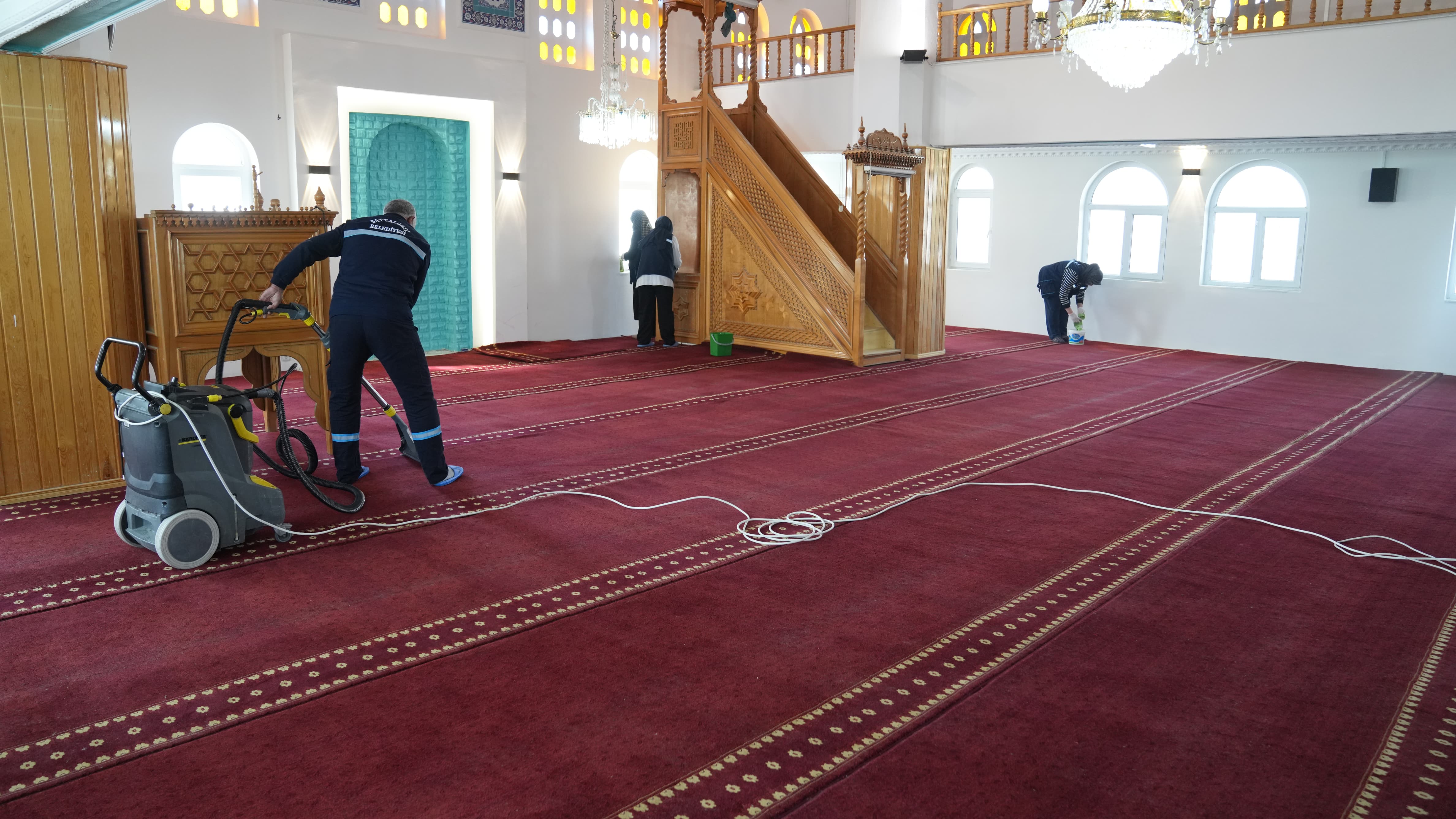 BATTALGAZİ'DE CAMİLER BAYRAMA HAZIRLANIYOR