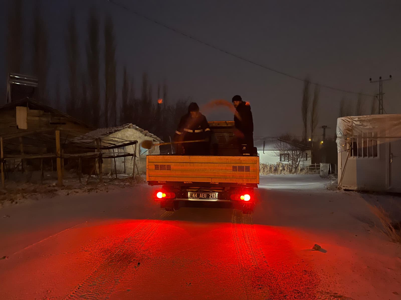 Doğanşehir'de Kar Mesaisi: Başkan Bayram Talimatı Verdi, Ekipler Sahaya İndi