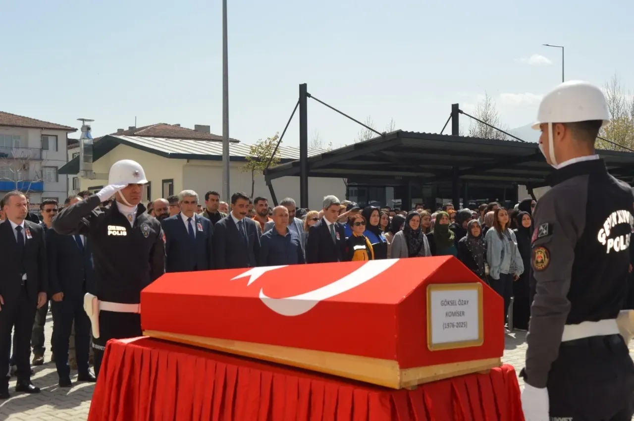 Halı Sahada Kalbine Yenik Düşen Komiser Malatya'yı Üzdü