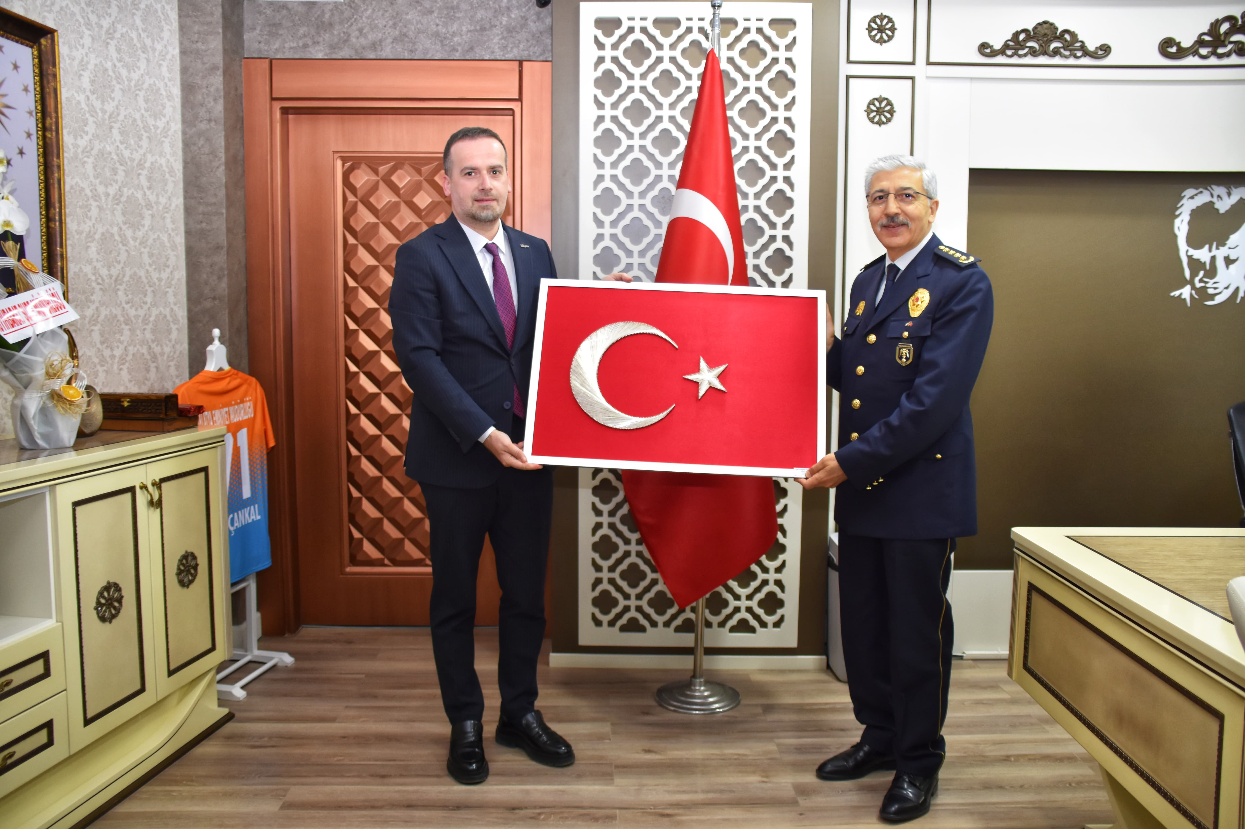 Karademir'in Gözleri Dolu Dolu: 'Işıksız Sokaklarda Bizi Bekleyen Polislerimizle Gurur Duyuyoruz'"