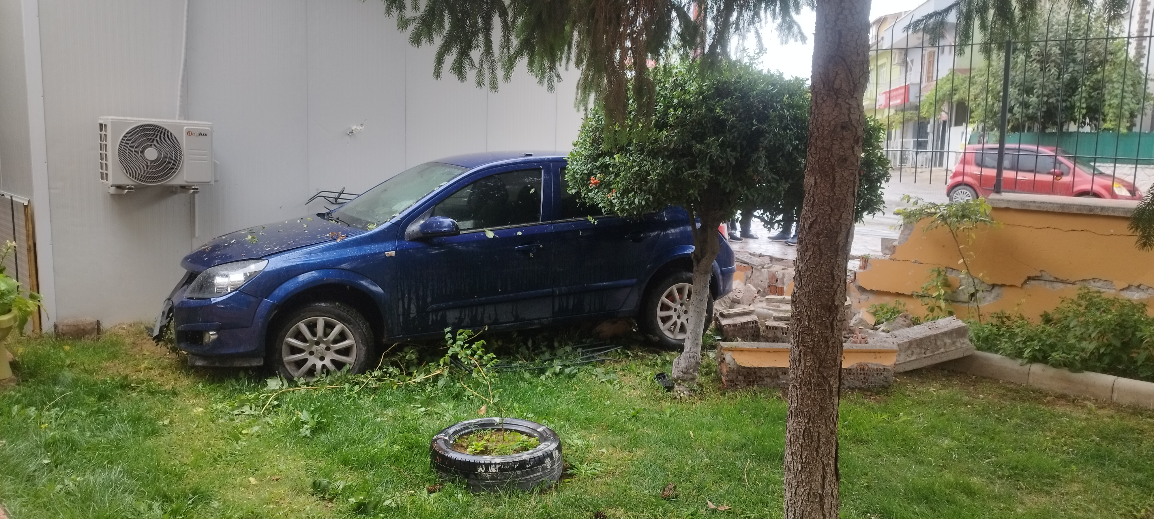 Karşıdan Gelen Araca Çarpmamak İçin Direksiyonu Kırdı, Bahçe Duvarına Daldı