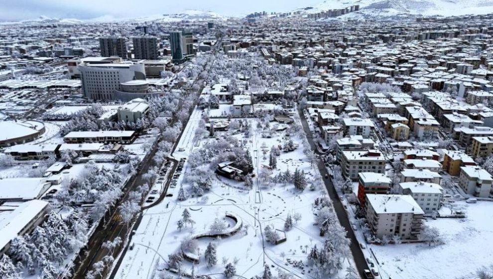 Malatya'da eğitime kar engeli : Okullar tatil edildi