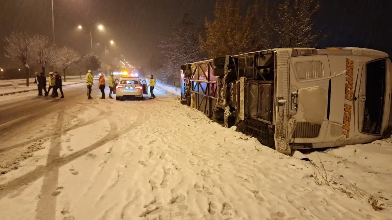 Malatya Yolcu Otobüsü Nevşehir'de Devrildi : Yaralılar var!