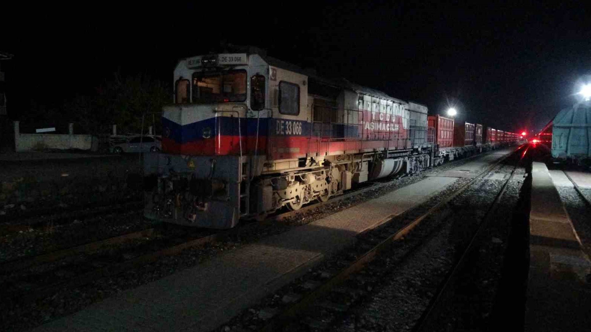 Tren ile Otomobil Çarpıştı: 5 Yaralı