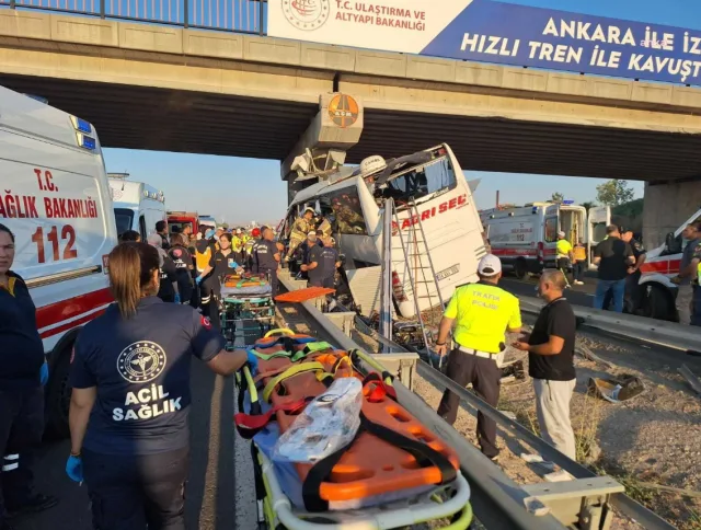 Ankara'nın Polatlı ilçesinde yolcu otobüsü kaza yaptı