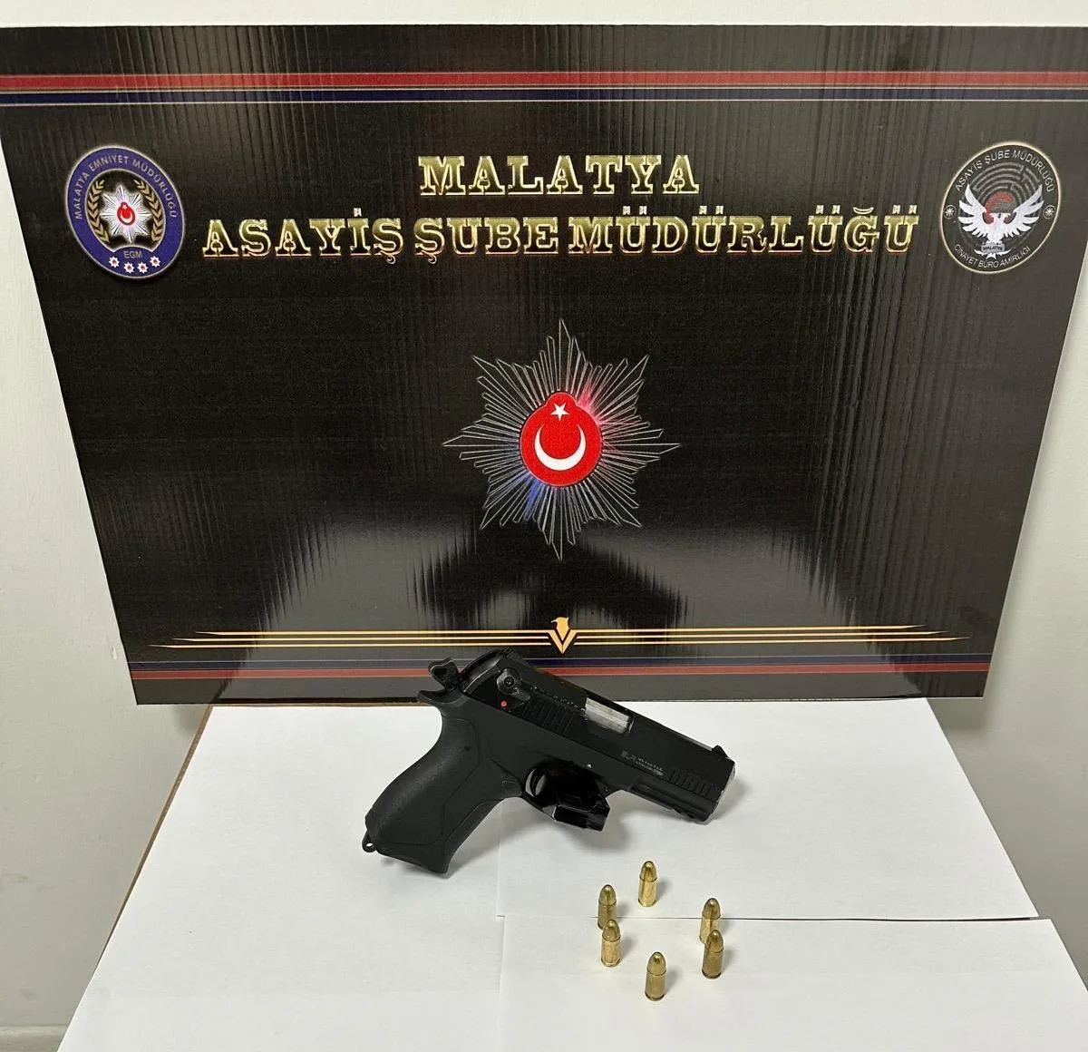 Polis bir kişiyi silahla yaralayan şüpheliyi yakaladı