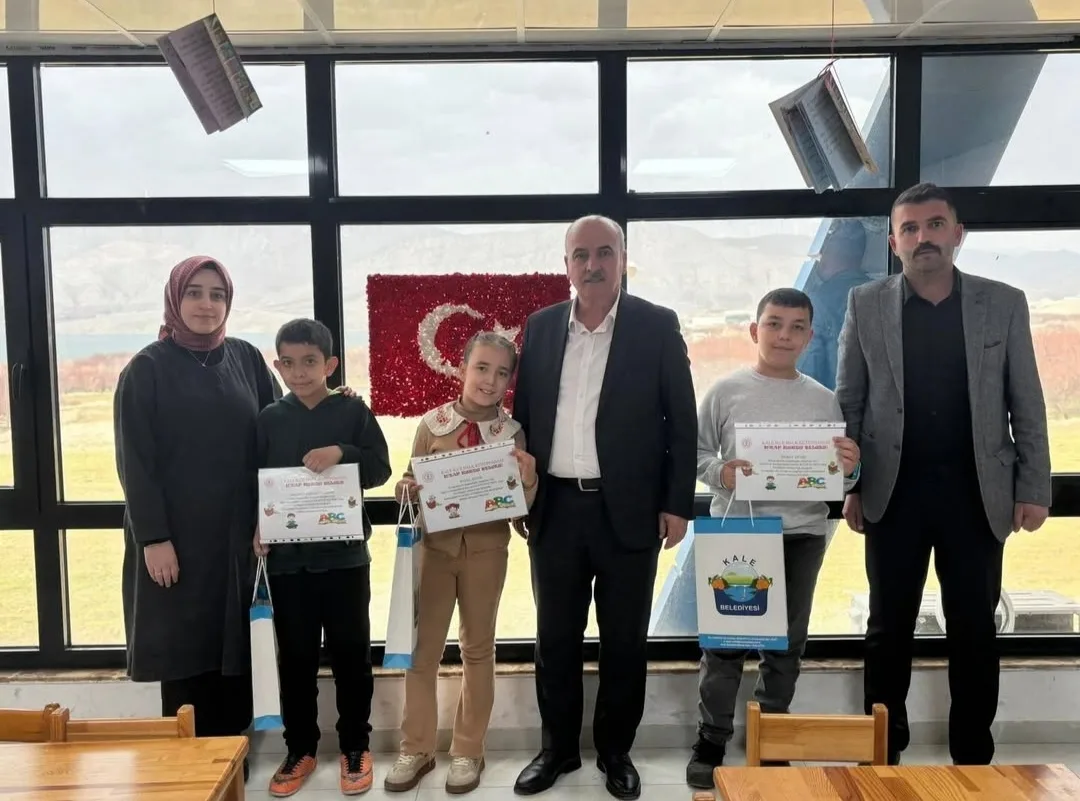 Başkan Özbay,En Çok Kitap Okuyan Öğrencileri Ödüllendirdi